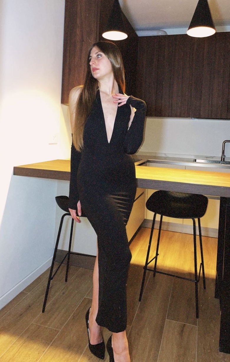 Abito midi nero con manicotti e dettaglio a “V” con strass sulla schiena
