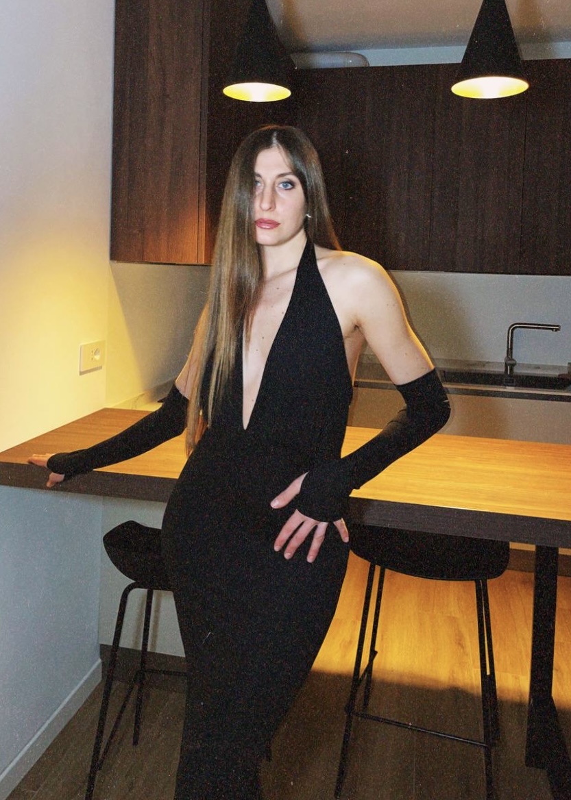 Abito midi nero con manicotti e dettaglio a “V” con strass sulla schiena