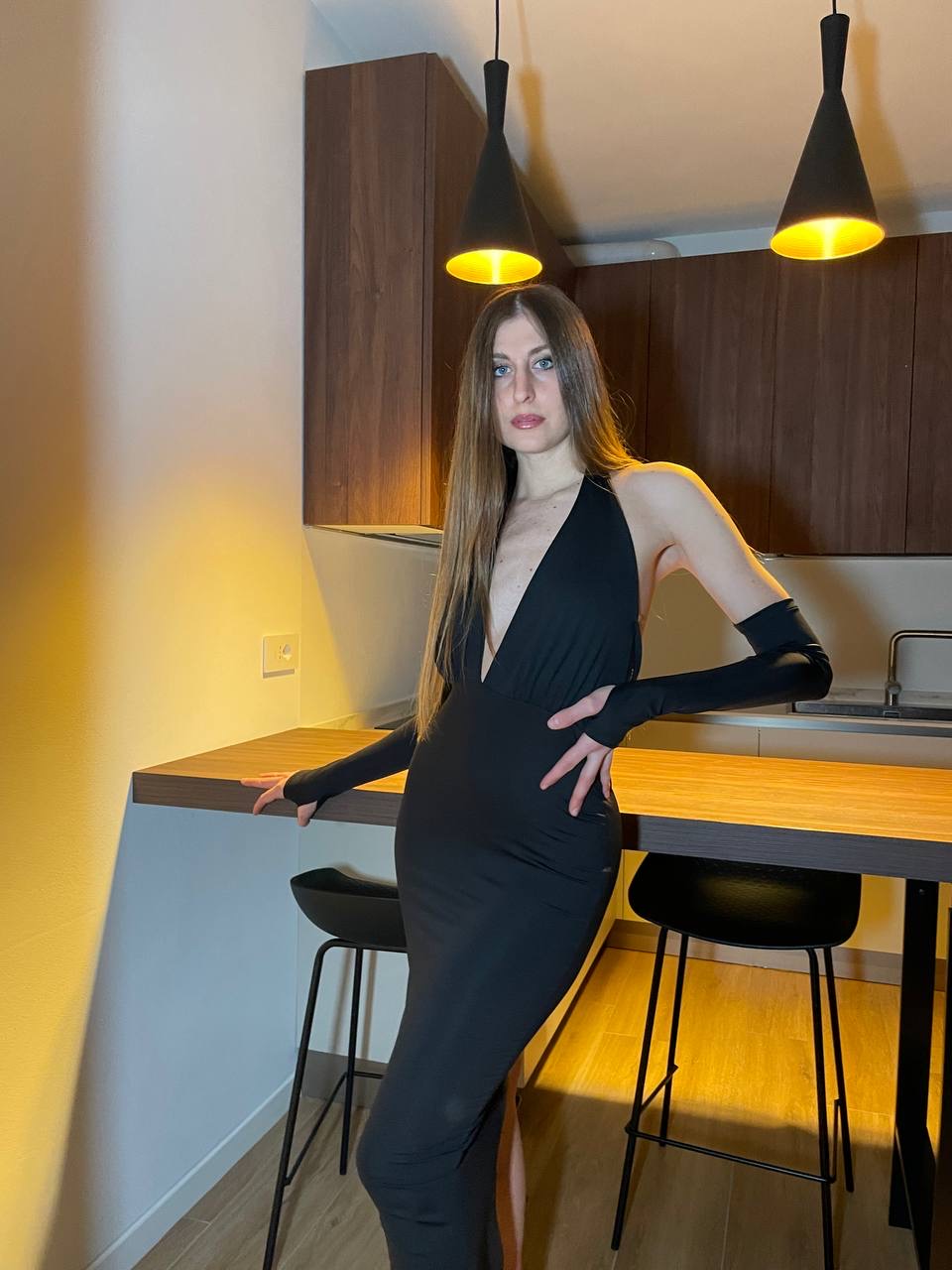 Abito midi nero con manicotti e dettaglio a “V” con strass sulla schiena