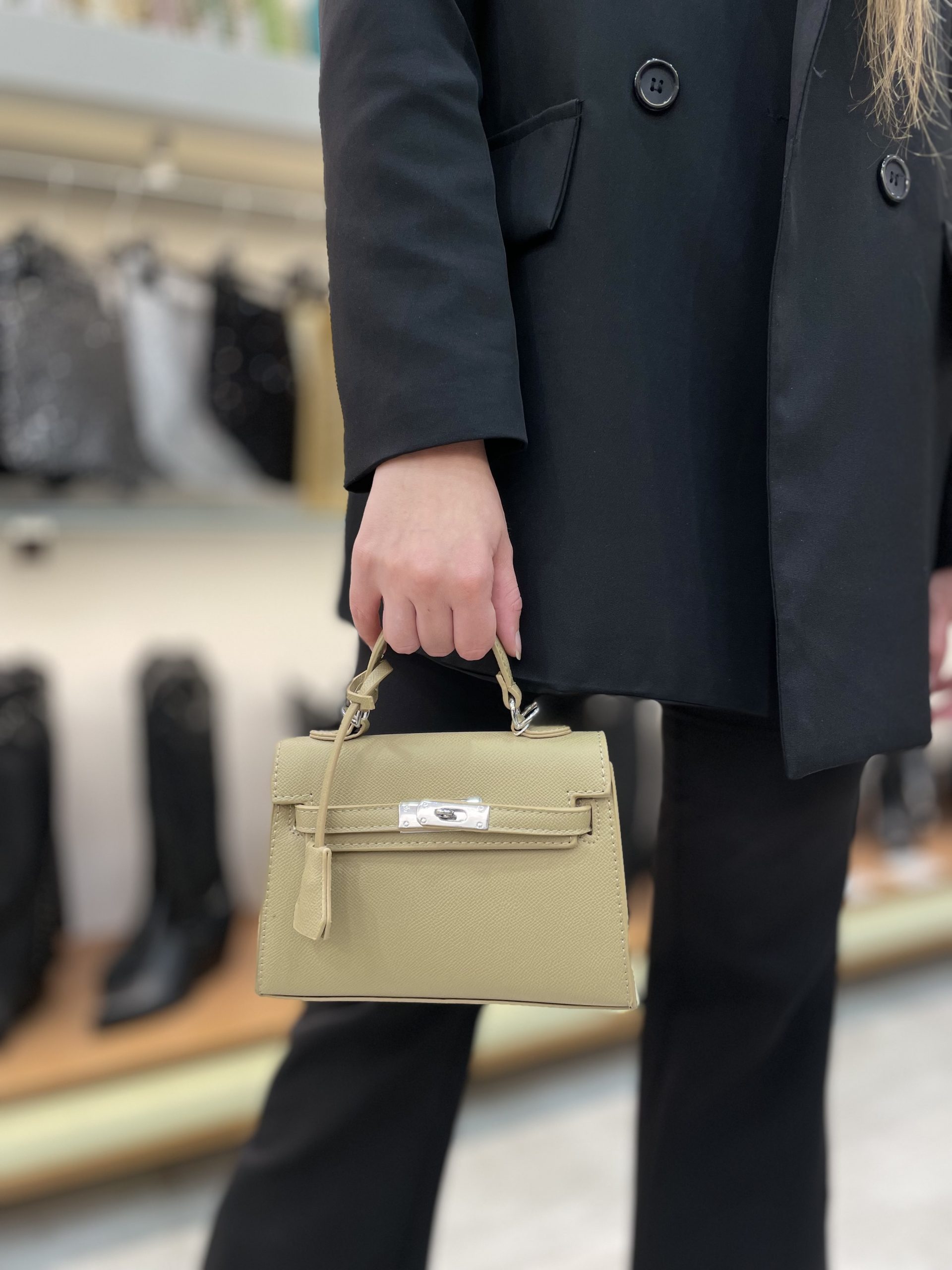 Borsa mini chiusura gancio in ecopelle tortora
