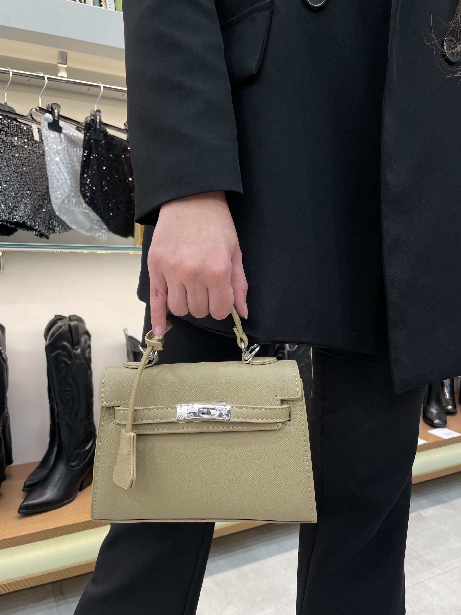 Borsa mini chiusura gancio in ecopelle tortora