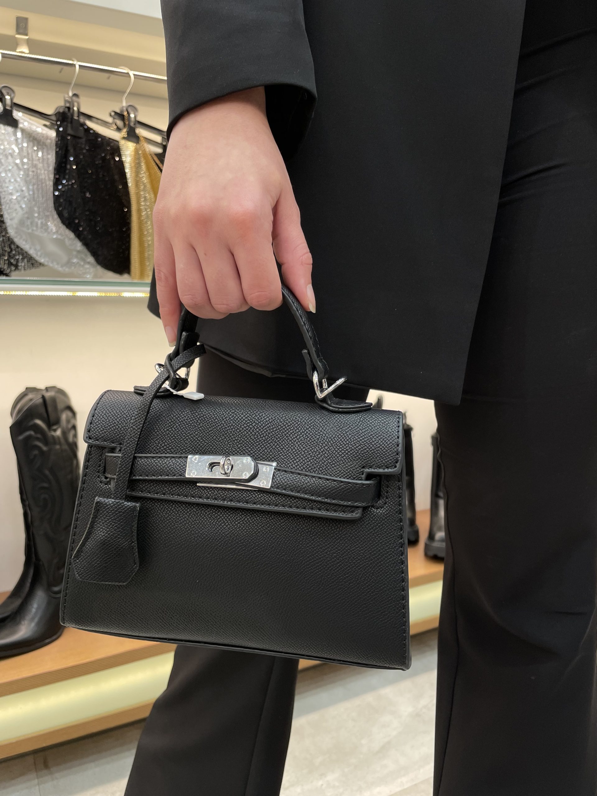 Borsa mini chiusura gancio in ecopelle nera
