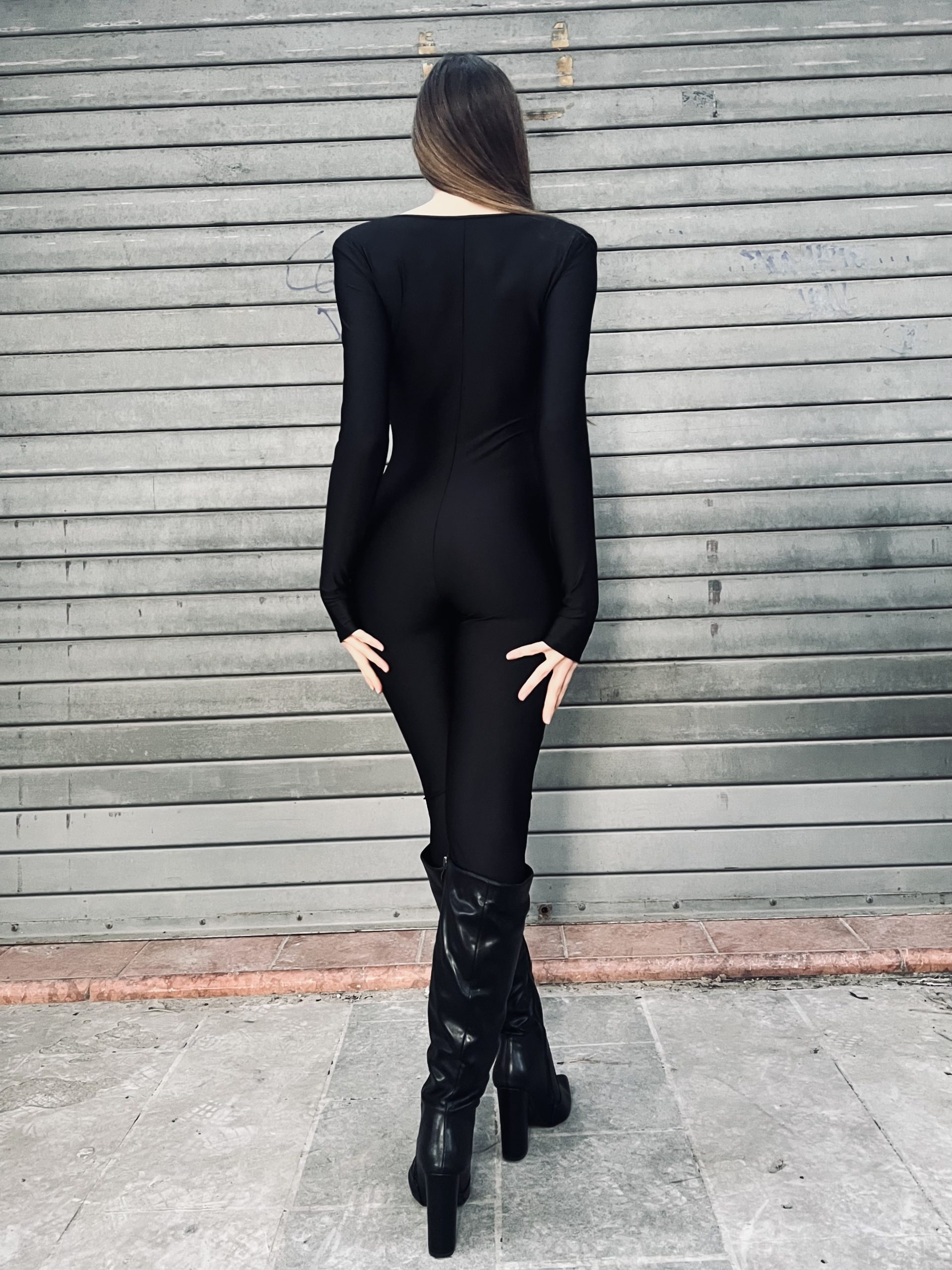Tuta lunga nera aderente in lycra