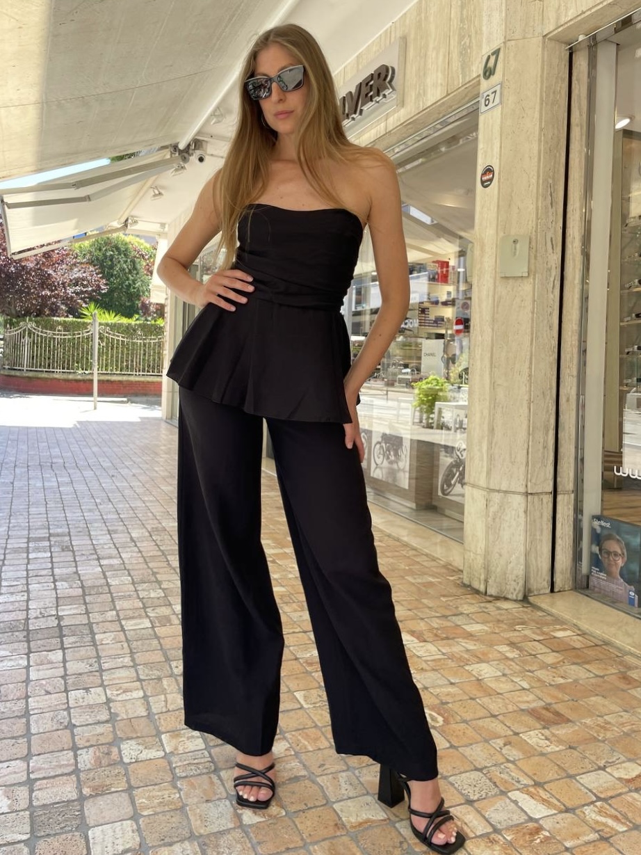 Completo nero con top svasato e pantaloni a palazzo