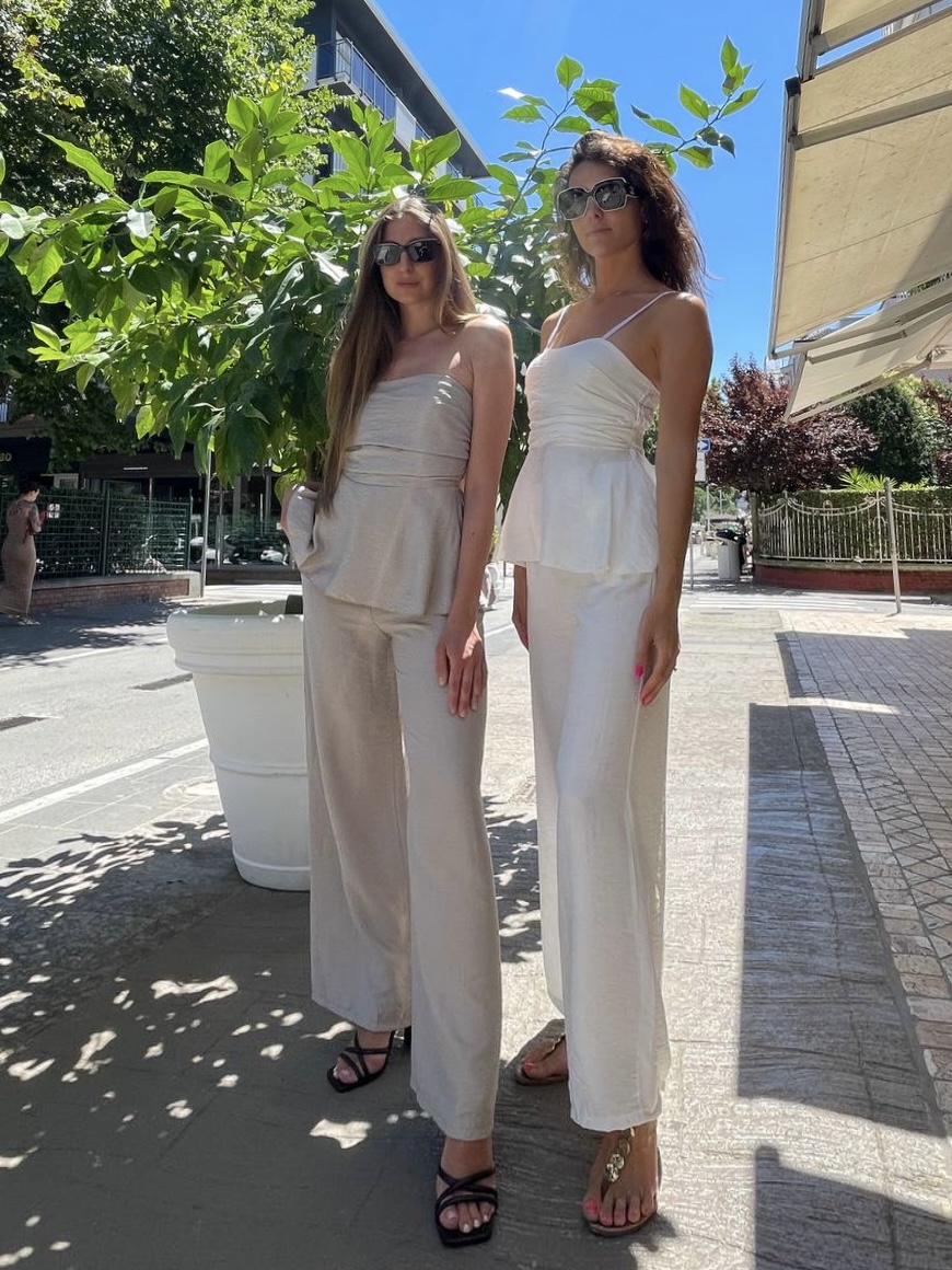 Completo nero con top svasato e pantaloni a palazzo