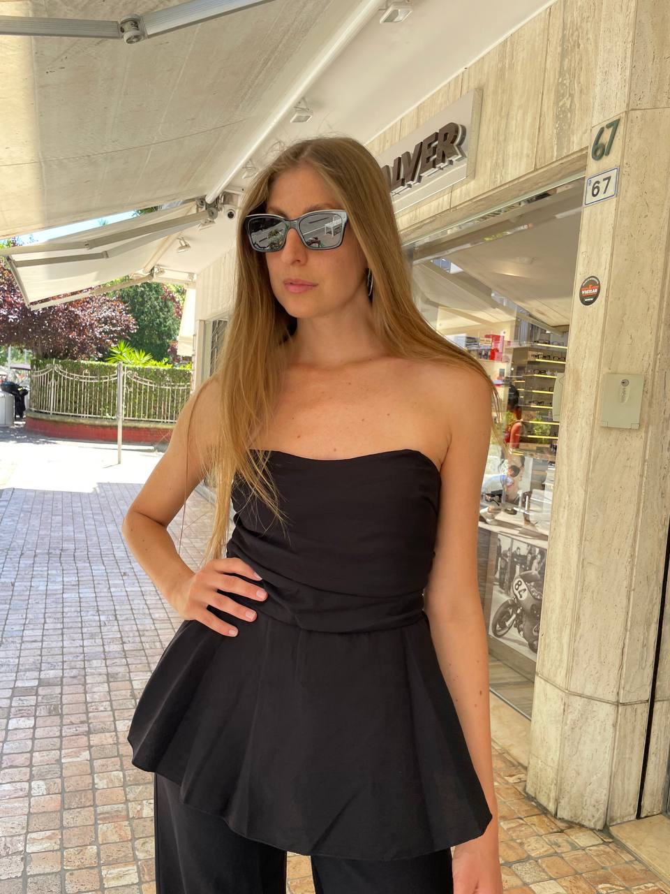 Completo nero con top svasato e pantaloni a palazzo