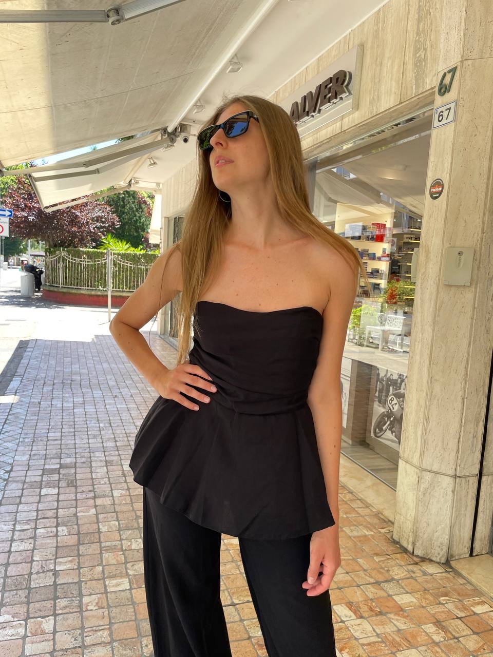 Completo nero con top svasato e pantaloni a palazzo