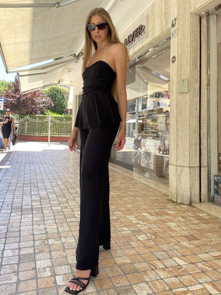 Completo nero con top svasato e pantaloni a palazzo