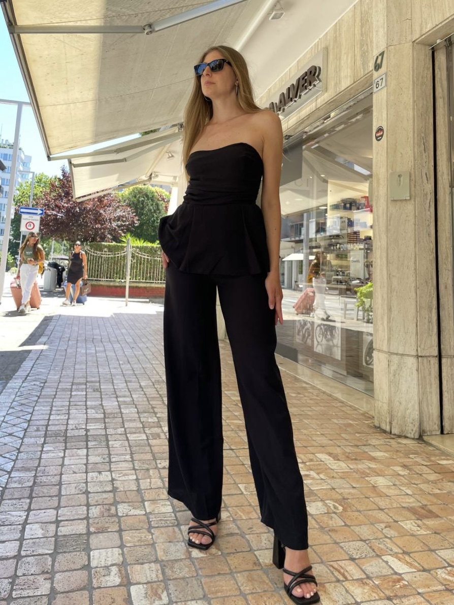 Completo nero con top svasato e pantaloni a palazzo