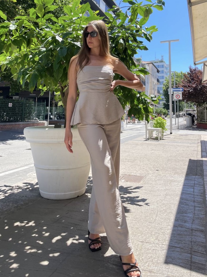 Completo beige con top svasato e pantaloni a palazzo