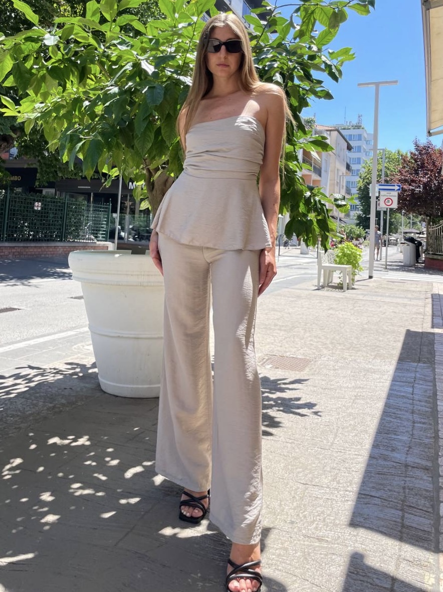 Completo beige con top svasato e pantaloni a palazzo