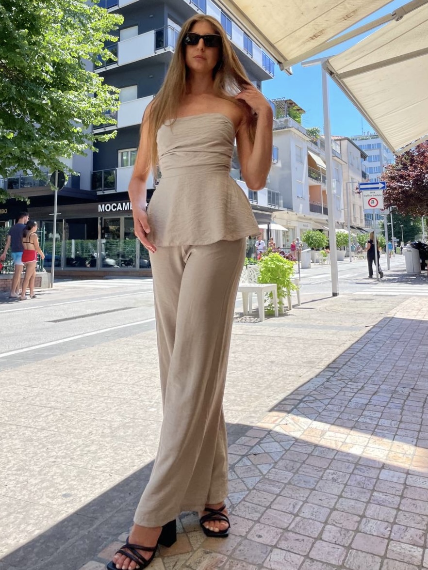 Completo beige con top svasato e pantaloni a palazzo