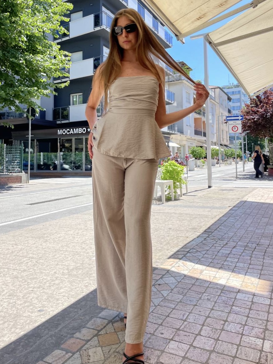 Completo beige con top svasato e pantaloni a palazzo