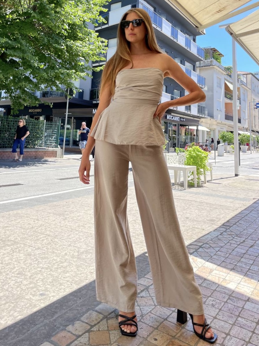 Completo beige con top svasato e pantaloni a palazzo