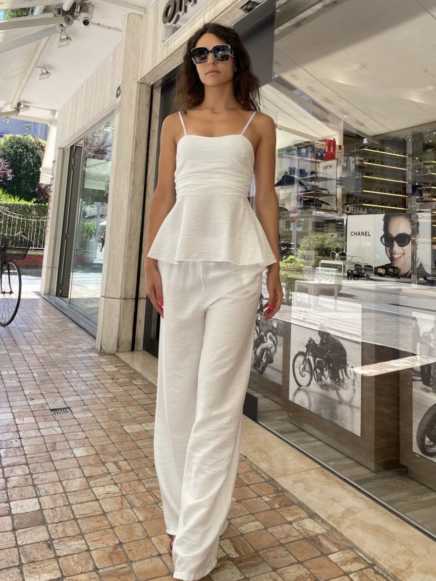 Completo bianco con top svasato e pantaloni a palazzo