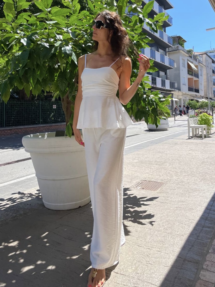 Completo bianco con top svasato e pantaloni a palazzo