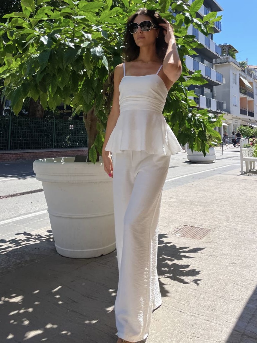 Completo bianco con top svasato e pantaloni a palazzo