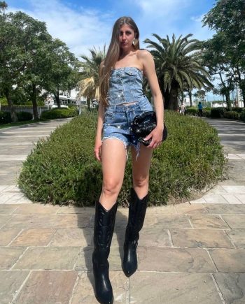 Shorts di jeans e strass sfrangiati