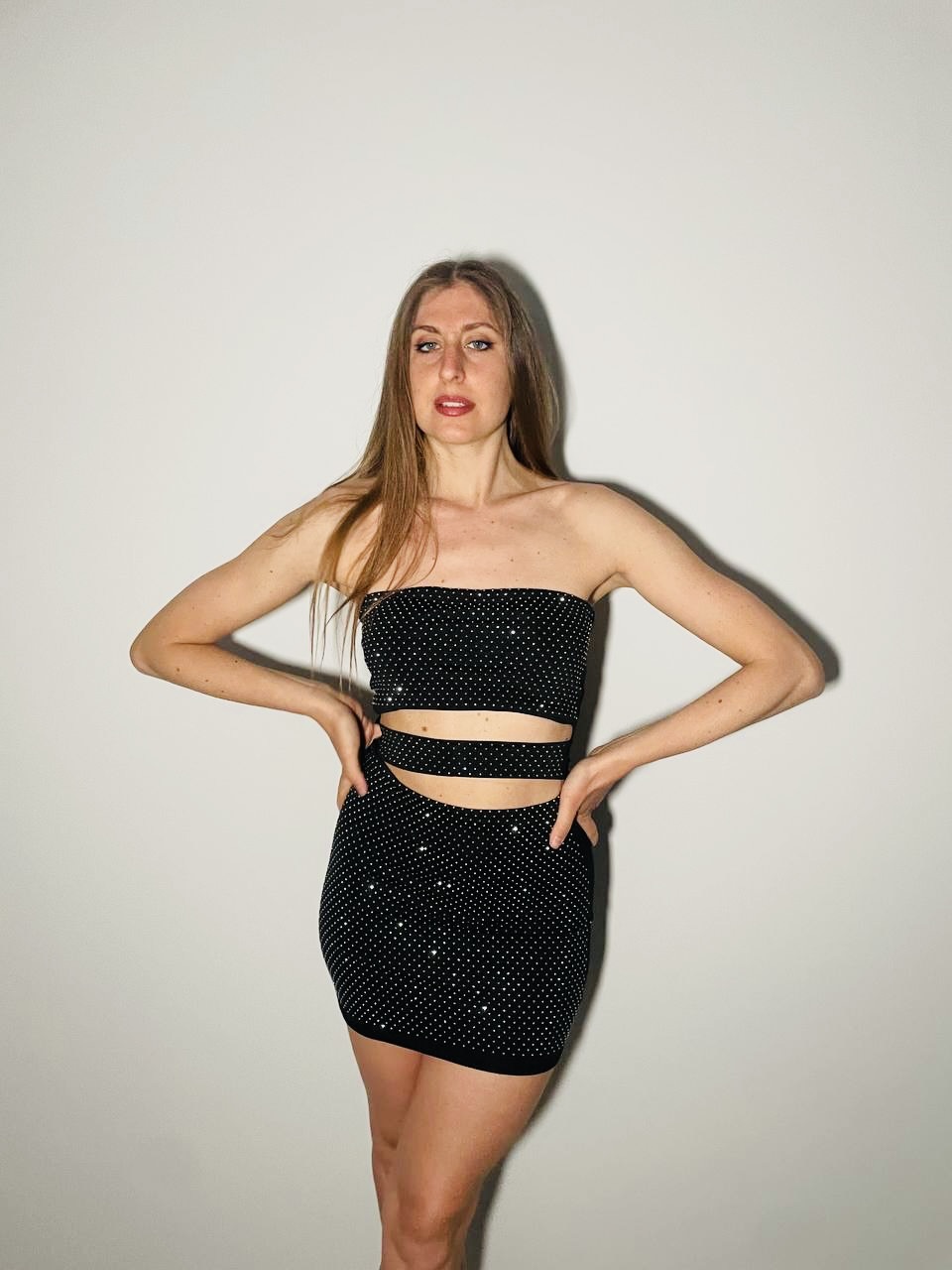 Abitino nero a fascia con borchiette cut out