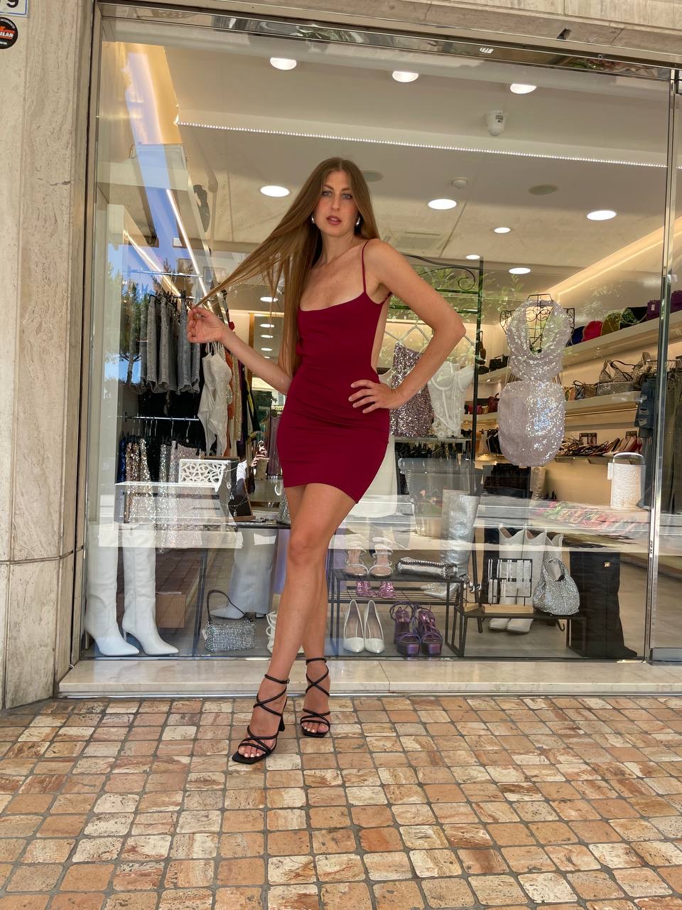 Abitino bordeaux con schiena scoperta e arricciatura