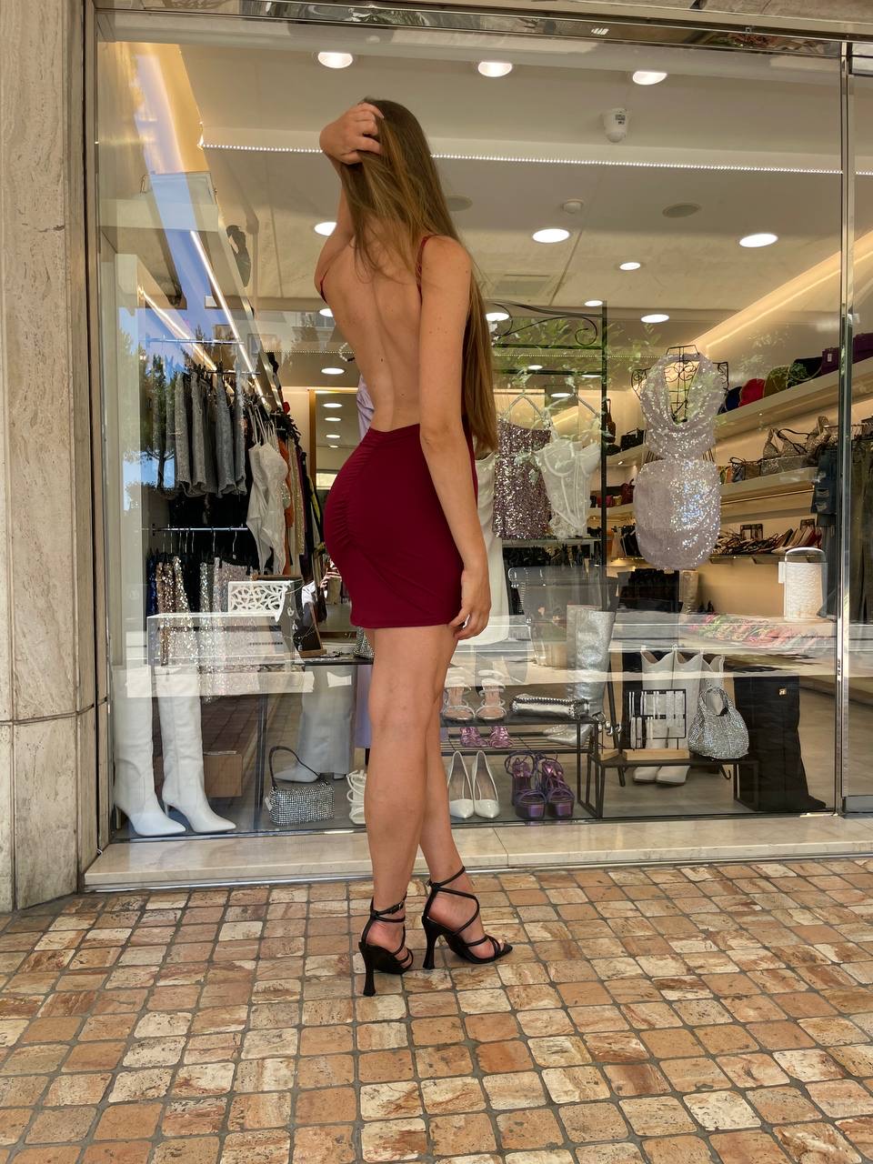 Abitino bordeaux con schiena scoperta e arricciatura