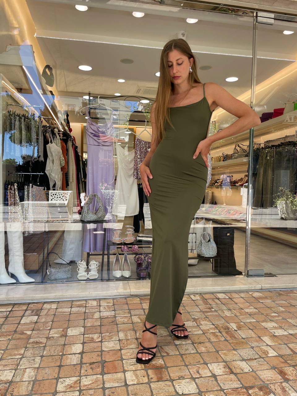 Abito lungo verde militare con spacco e schiena scoperta
