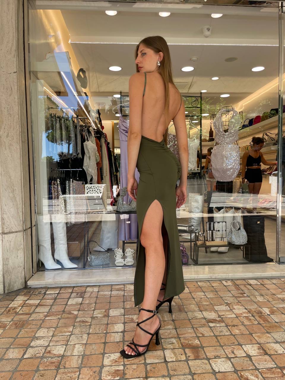 Abito lungo verde militare con spacco e schiena scoperta