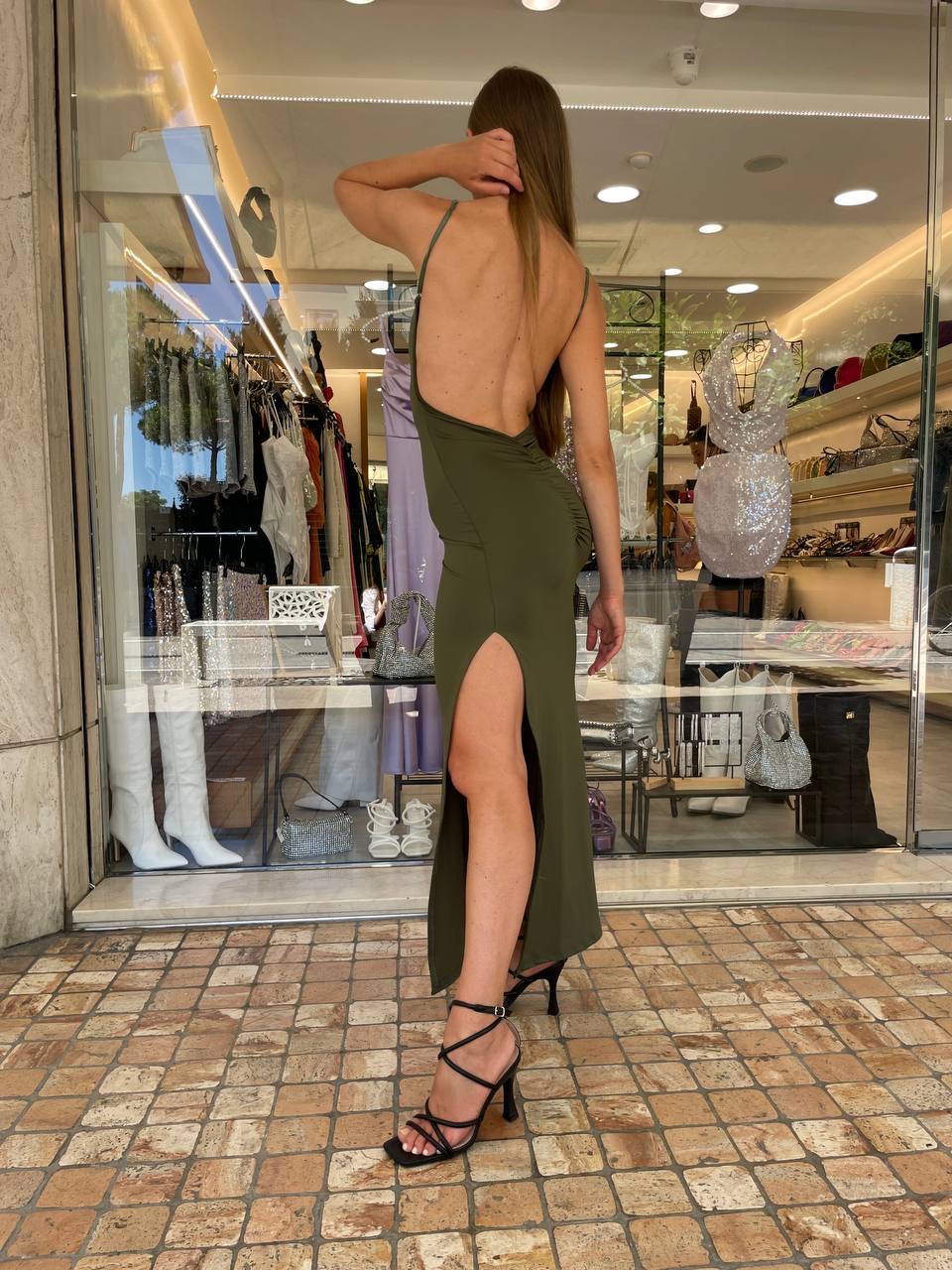Abito lungo verde militare con spacco e schiena scoperta