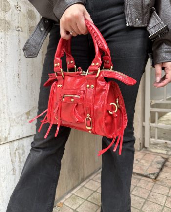 Borsa piccola morbida con borchie e taschino frontale