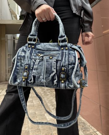 Borsa in jeans piccola morbida con borchie e taschino frontale