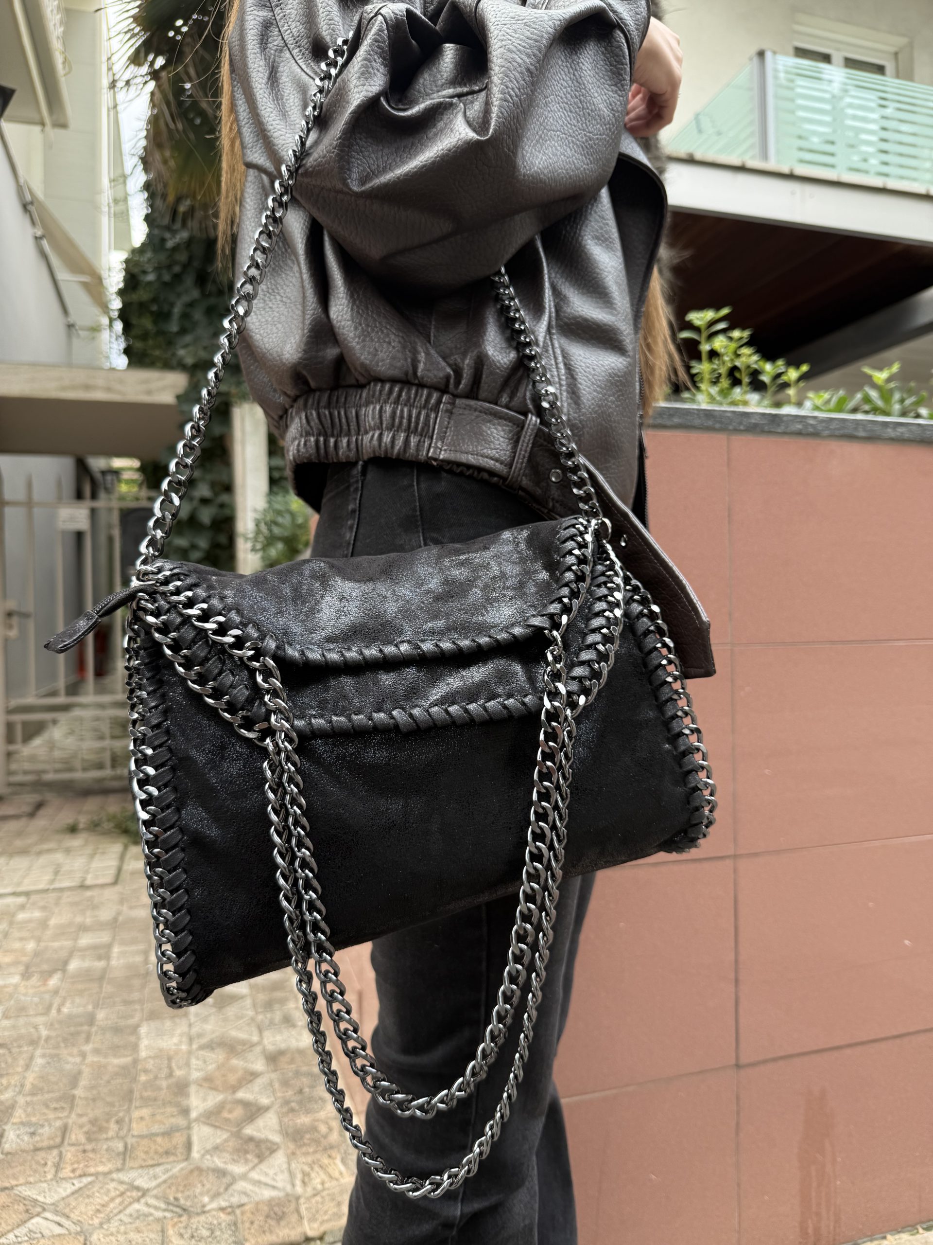 Borsa in tessuto nero a effetto laminato misura media