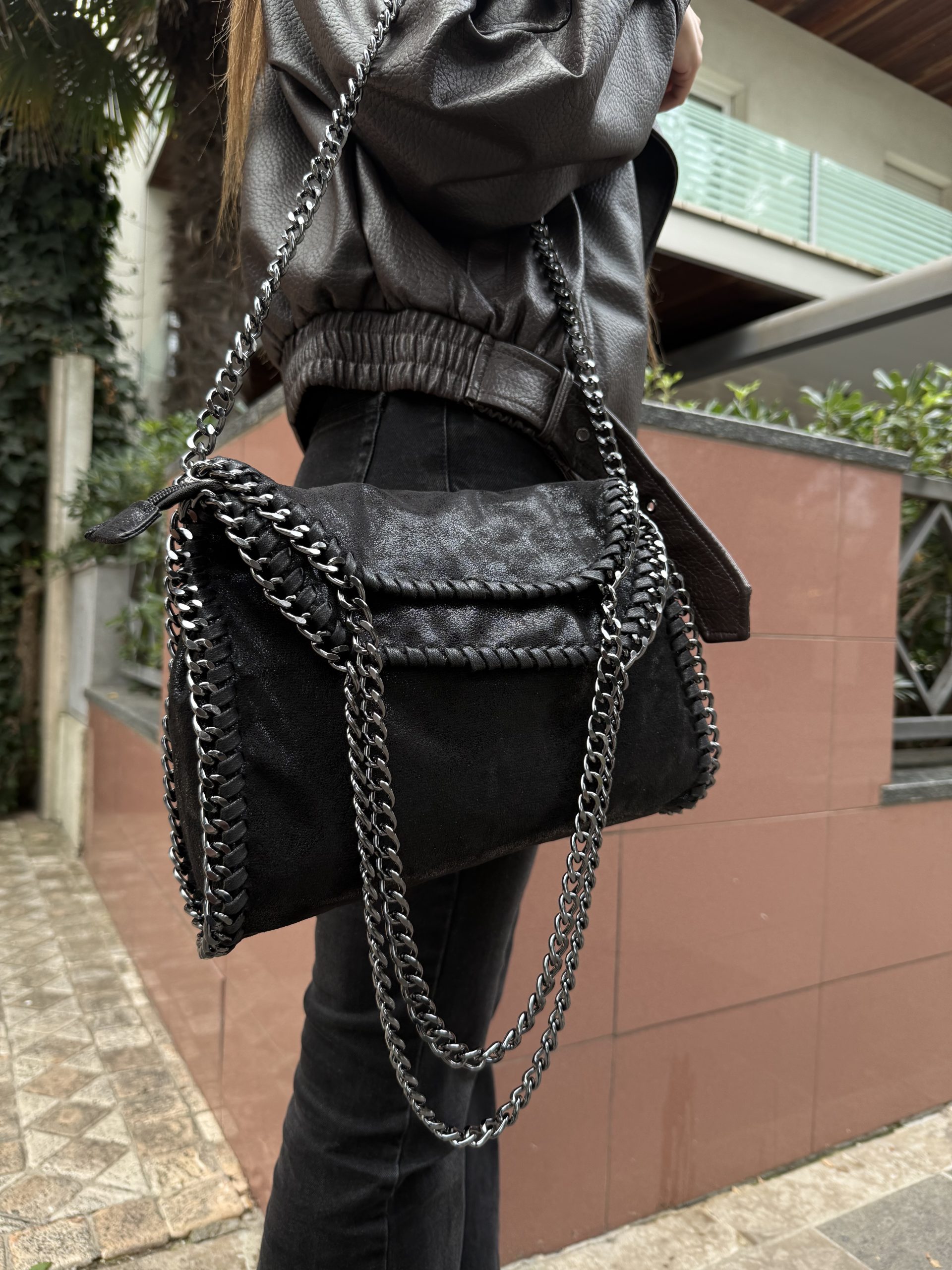 Borsa in tessuto nero a effetto laminato misura media