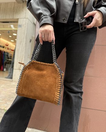 Borsa in pelle scamosciata con catena scura sul profilo misura piccola