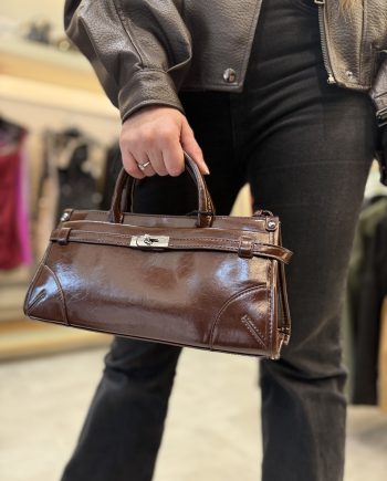 Borsa rettangolare in vernice con dettaglio a gancio