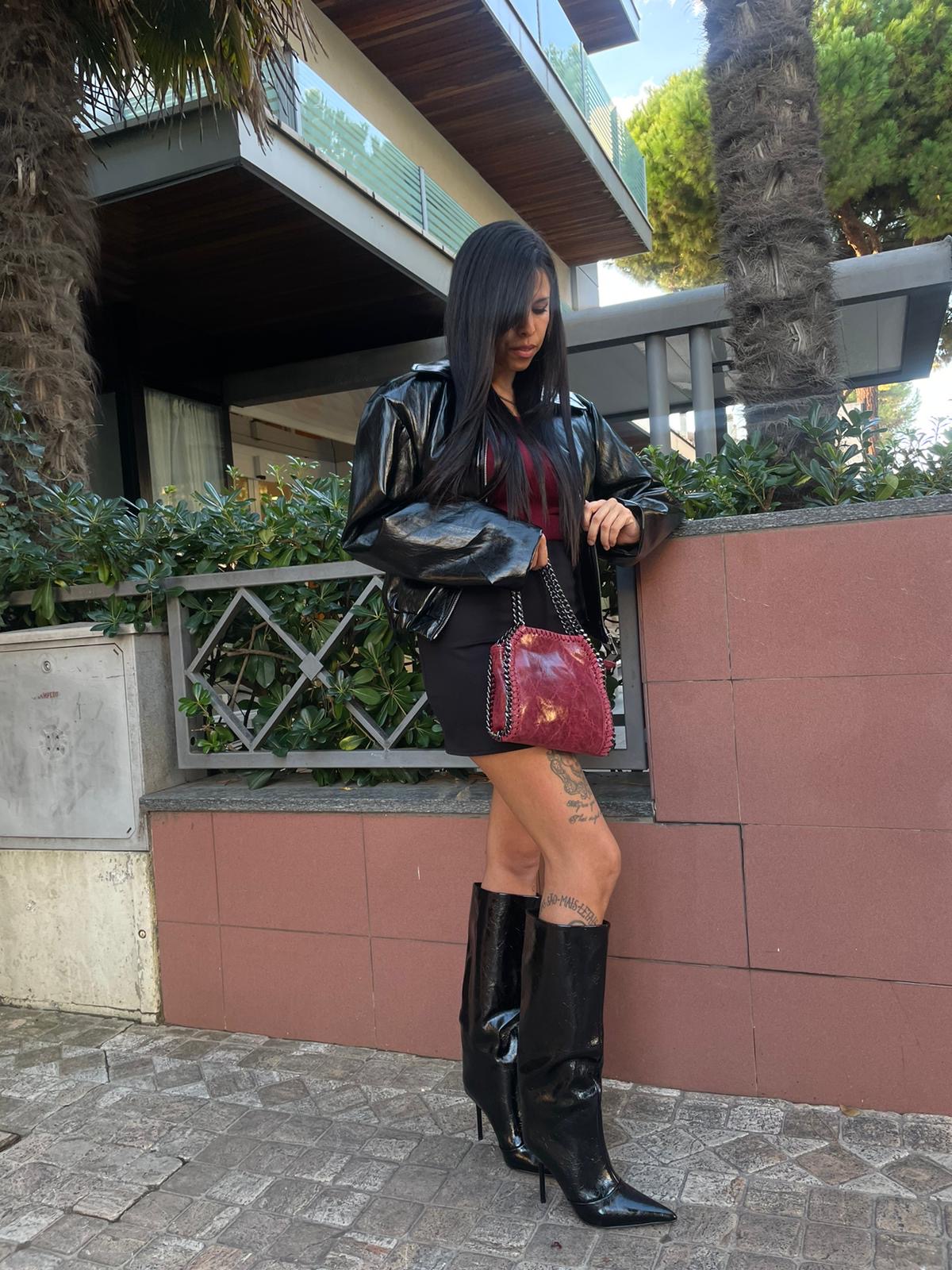 Giacca bomber in ecopelle effetto vernice nero modello corto