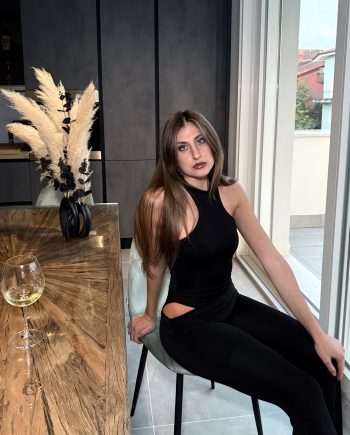 Tuta lunga nera a collo alto smanicata con fianco cut out