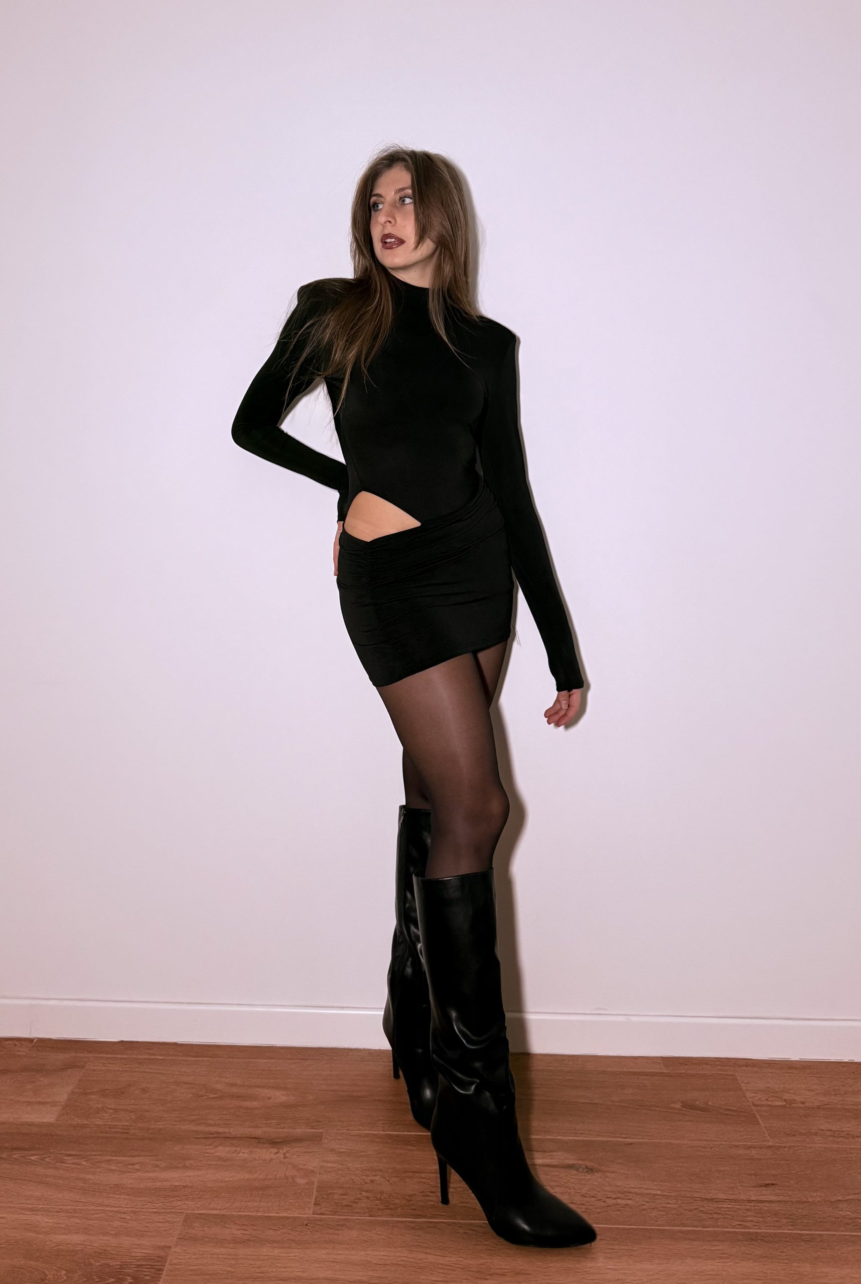 Abitino corto nero cut out sul fianco