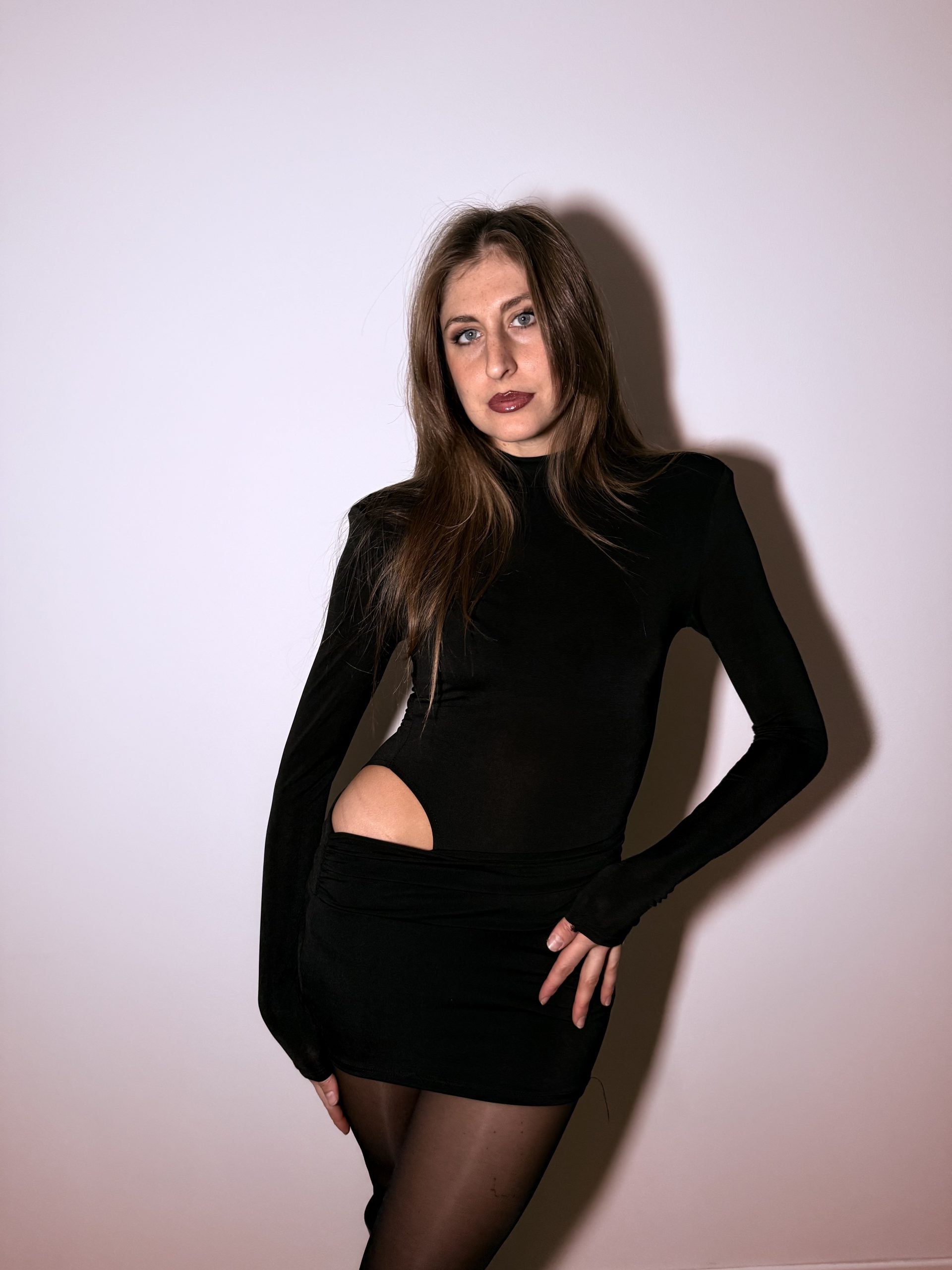 Abitino corto nero cut out sul fianco