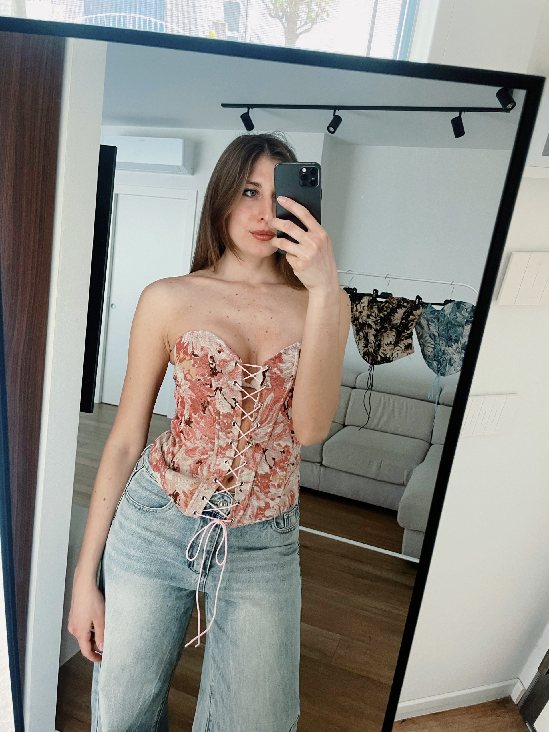 Top a bustino con lacci frontali con fantasia floreale rosa
