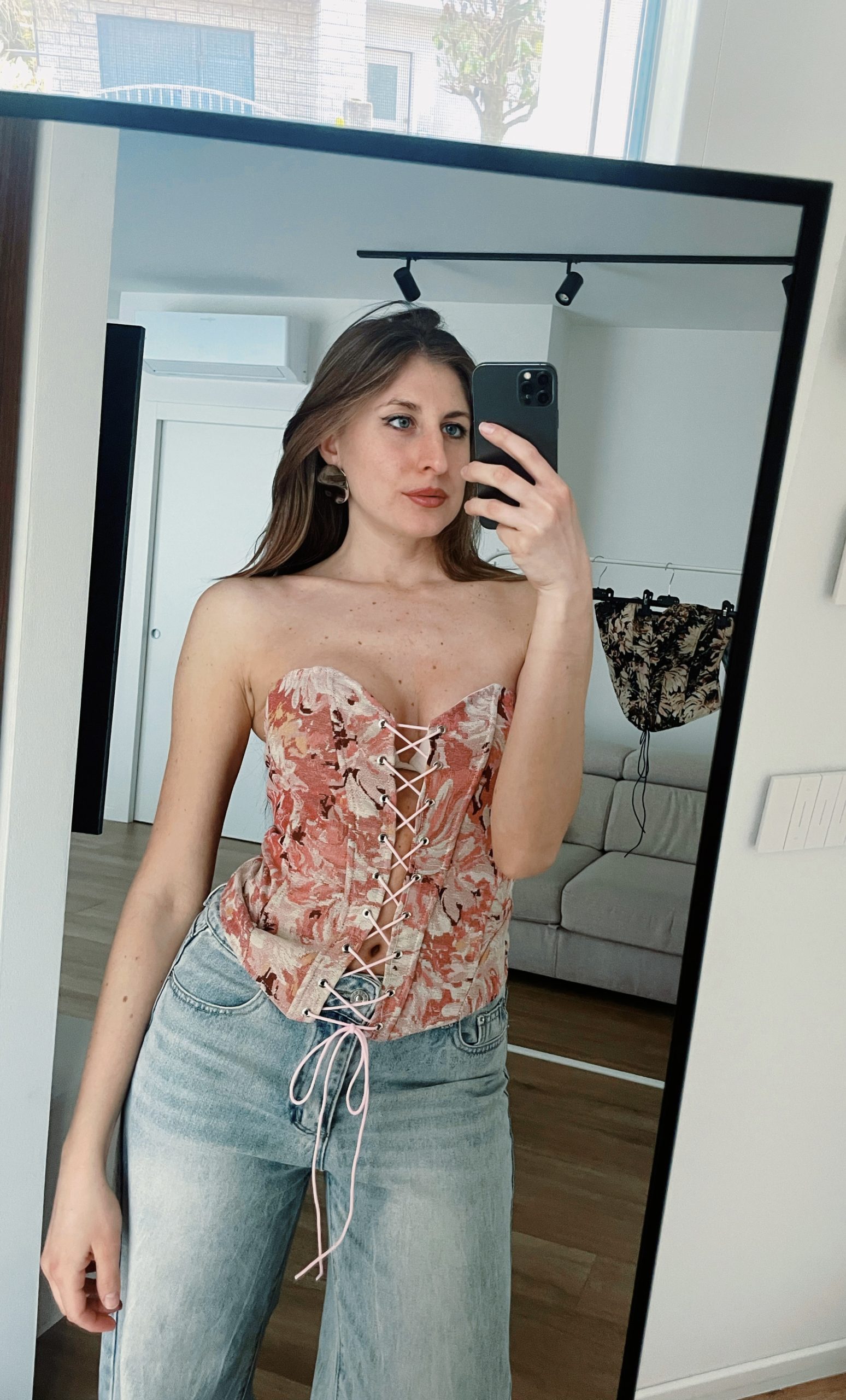 Top a bustino con lacci frontali con fantasia floreale rosa