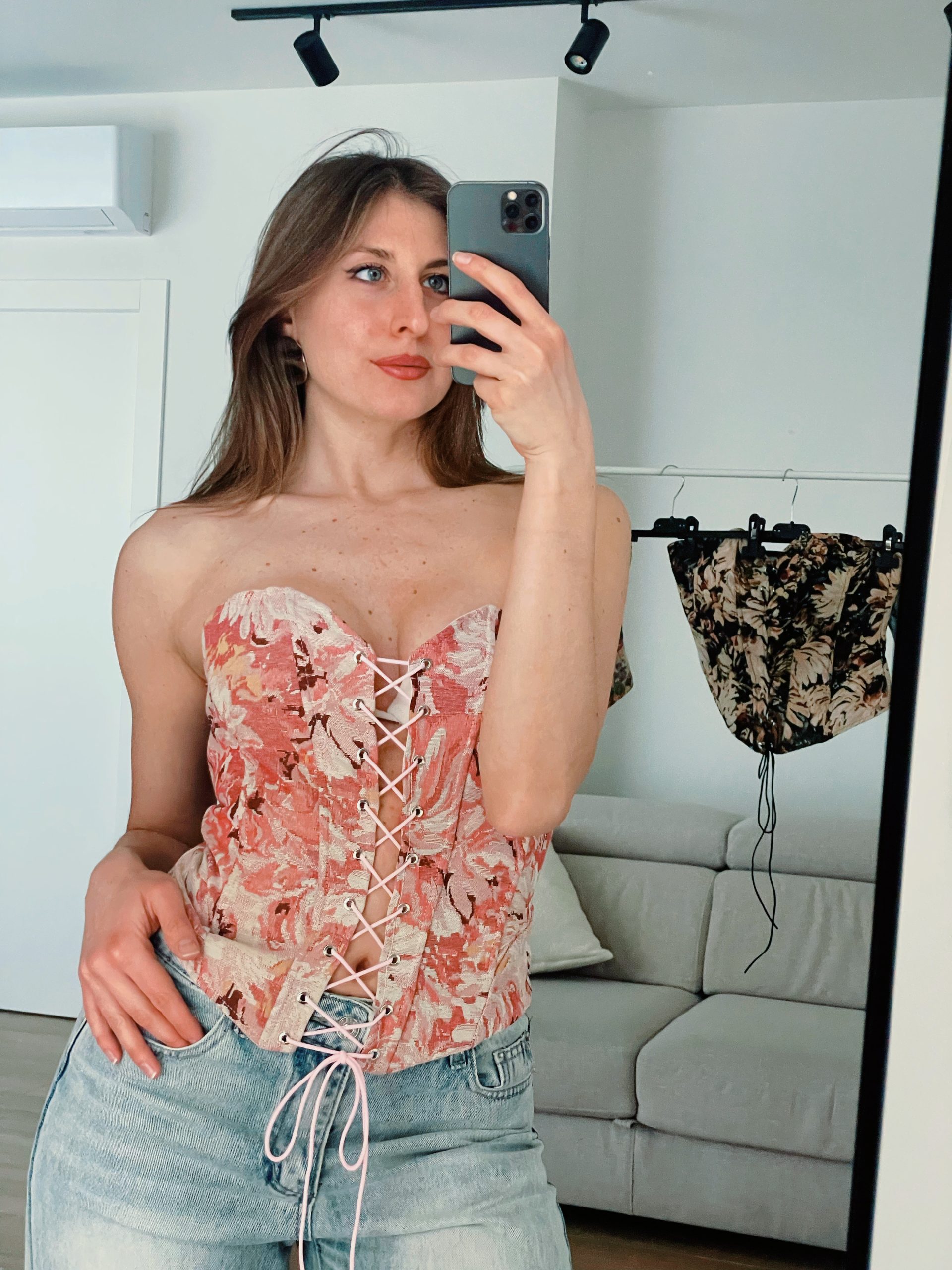 Top a bustino con lacci frontali con fantasia floreale rosa