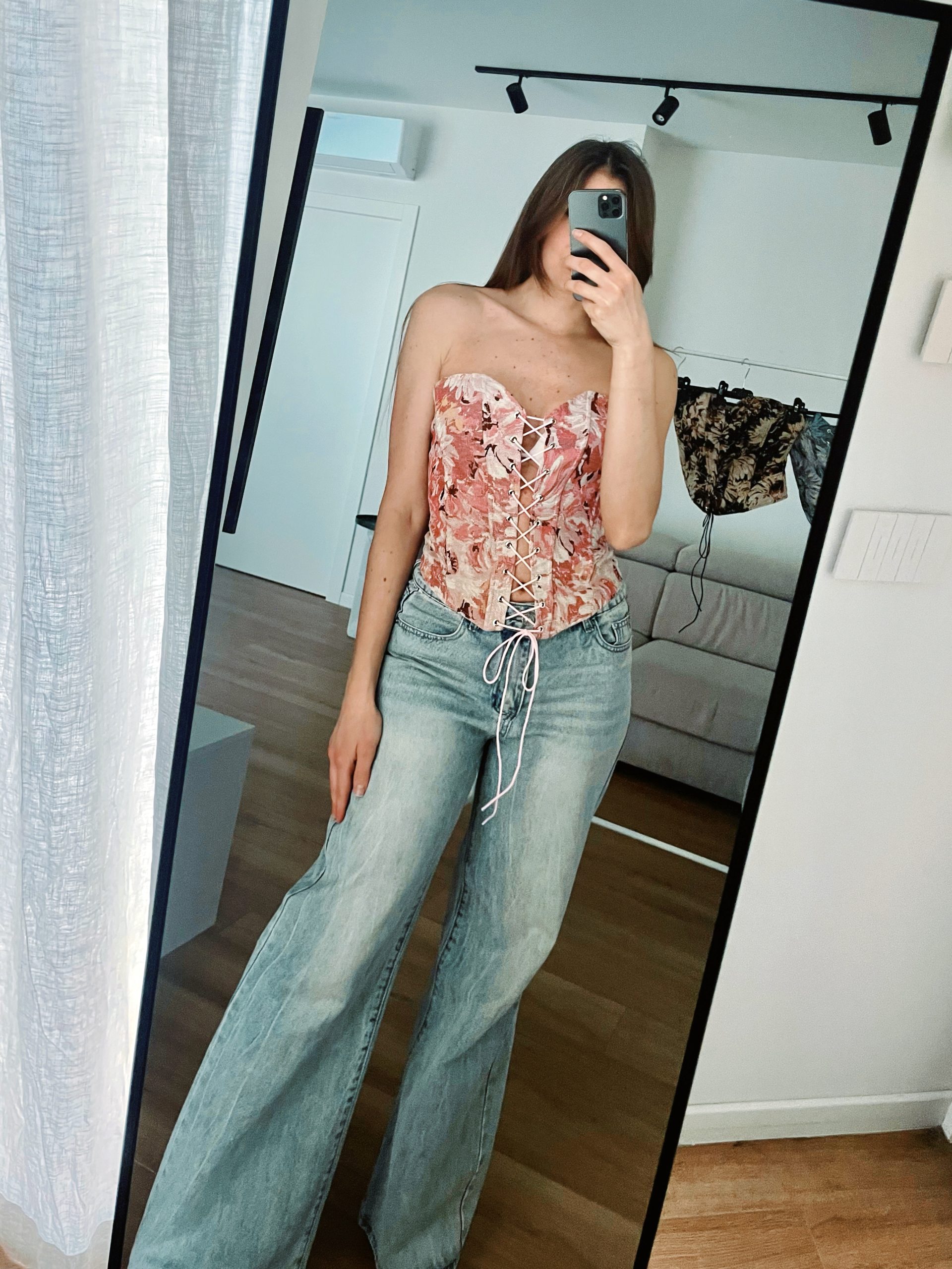 Top a bustino con lacci frontali con fantasia floreale rosa