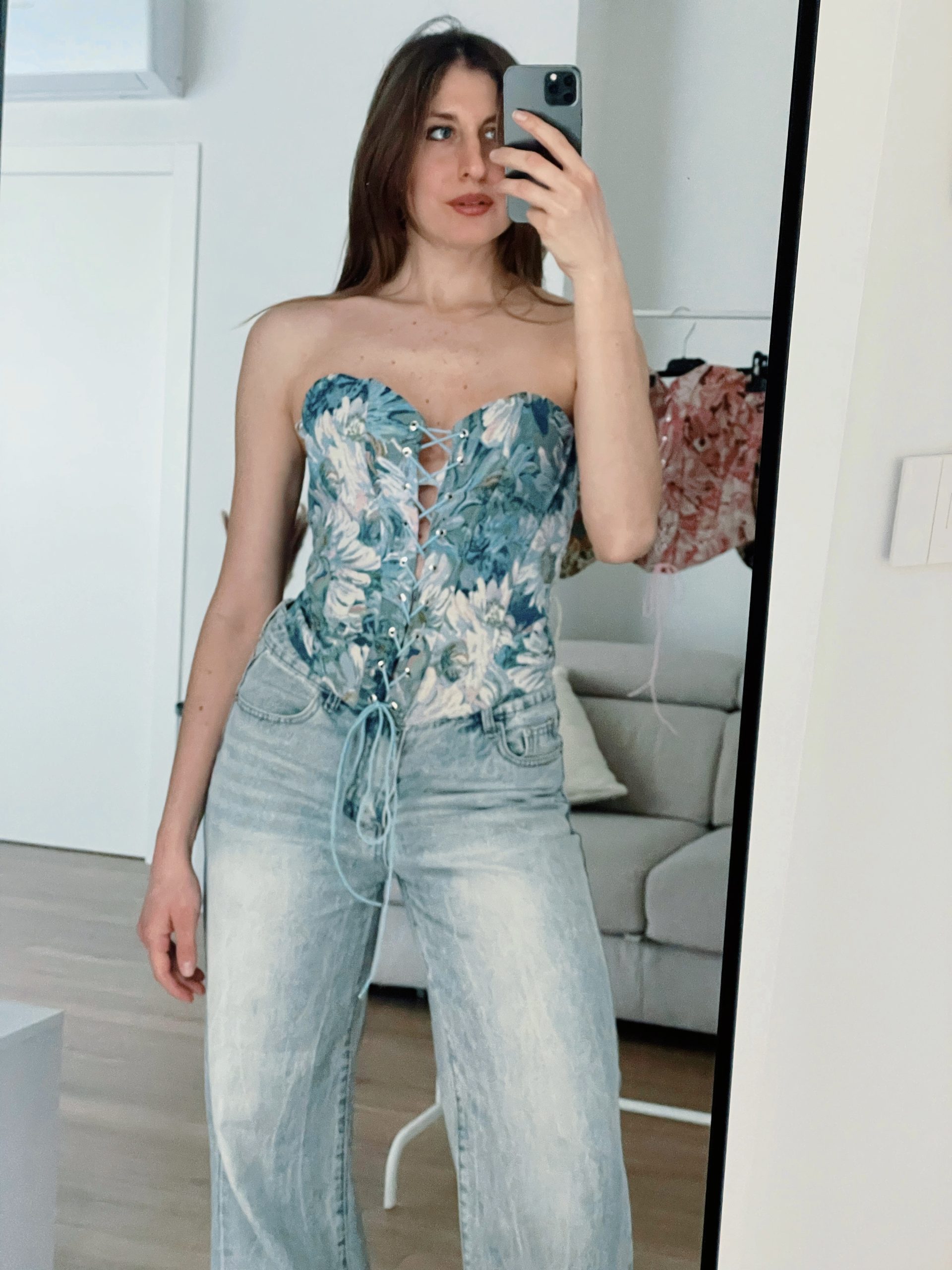 Top a bustino con lacci frontali con fantasia floreale azzurro