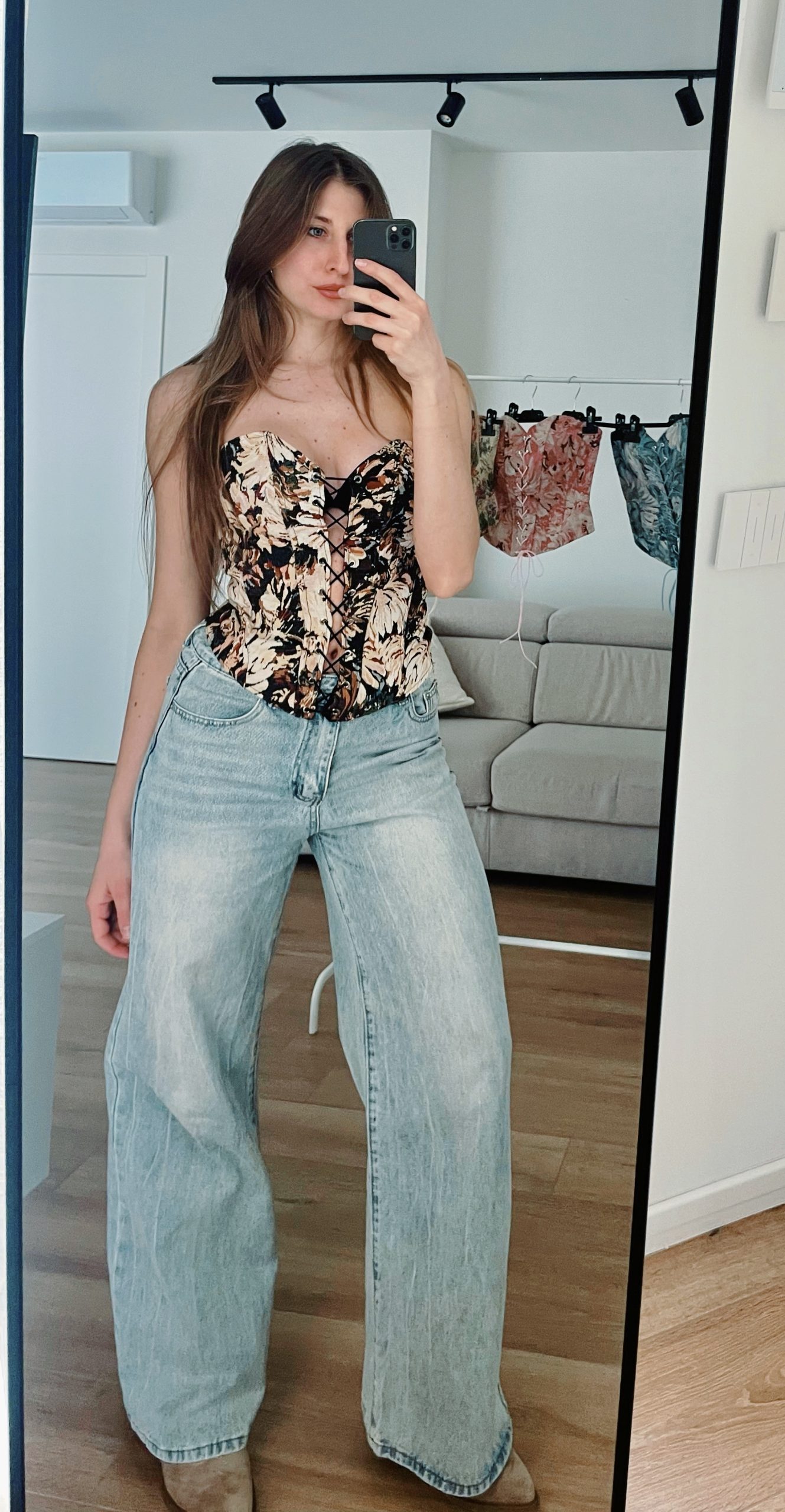 Top a bustino con lacci frontali con fantasia floreale nero, marrone e beige