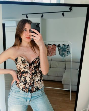 Top a bustino con lacci frontali con fantasia floreale nero, marrone e beige
