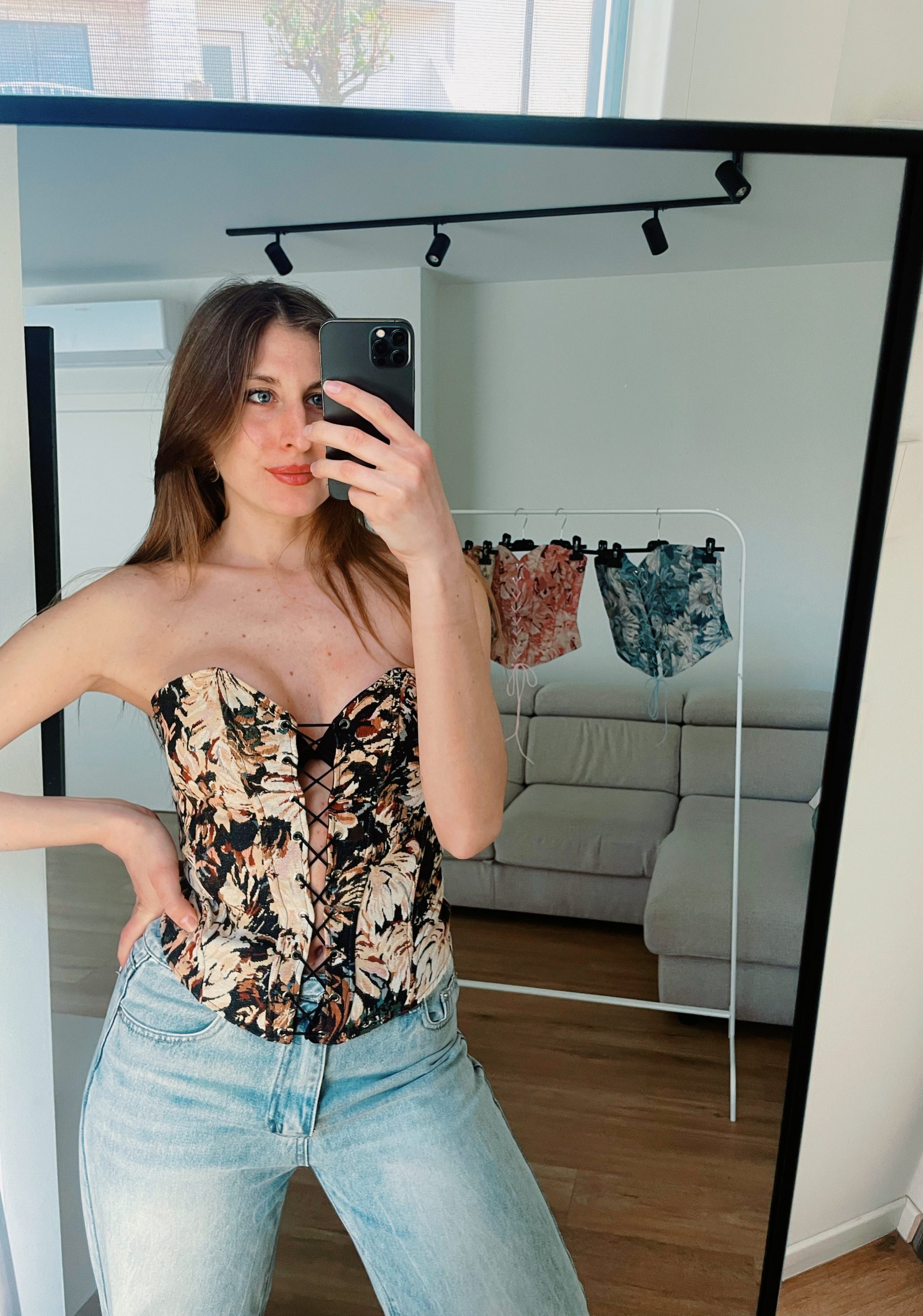 Top a bustino con lacci frontali con fantasia floreale nero, marrone e beige