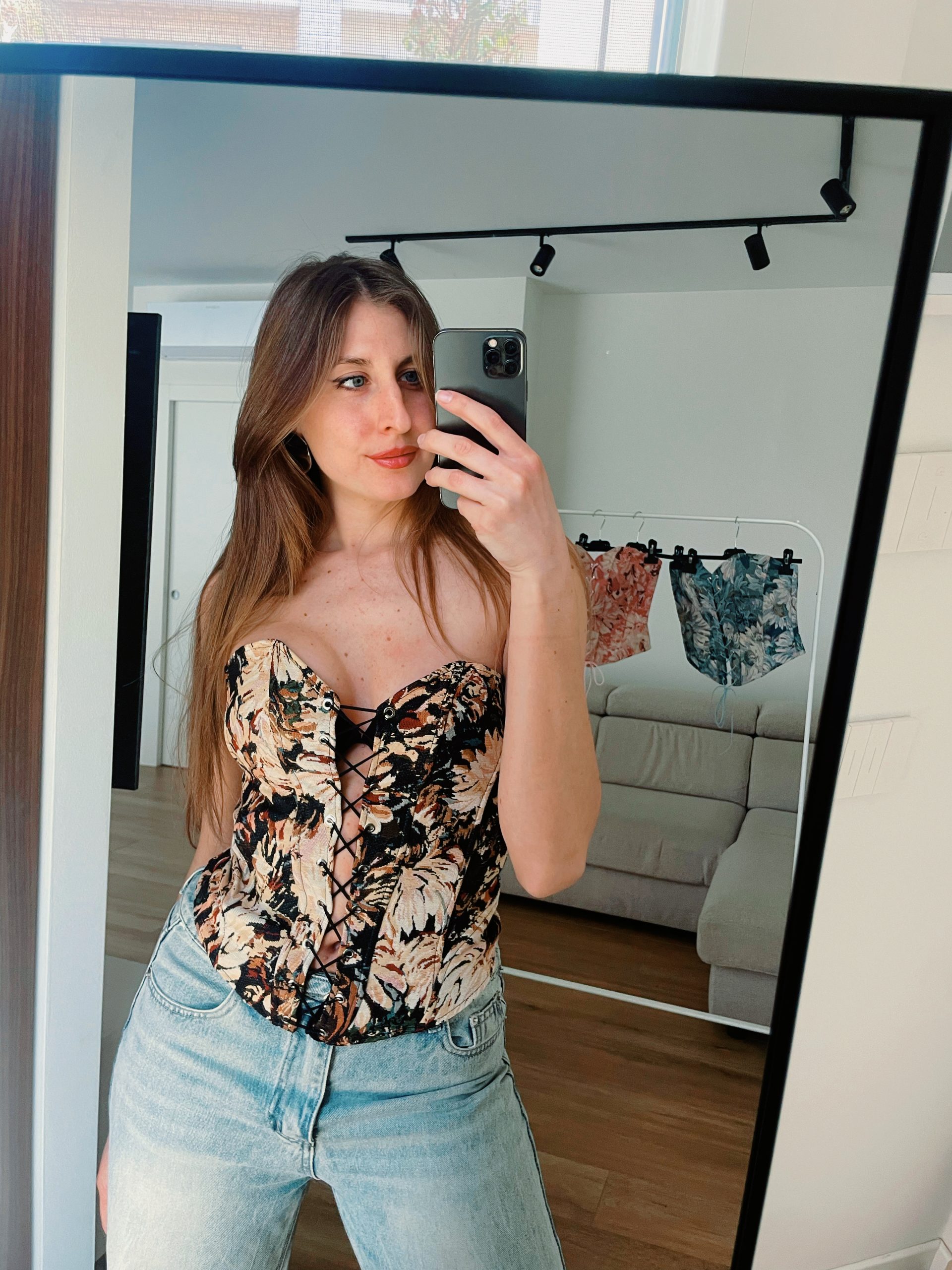 Top a bustino con lacci frontali con fantasia floreale nero, marrone e beige