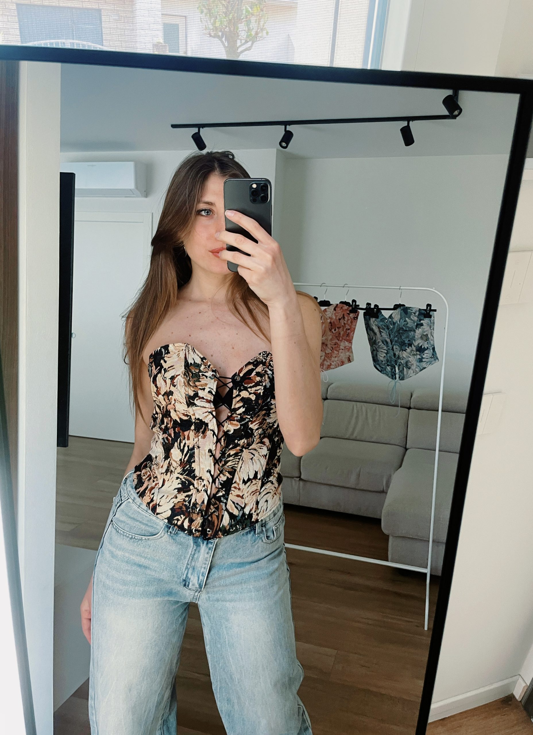 Top a bustino con lacci frontali con fantasia floreale nero, marrone e beige