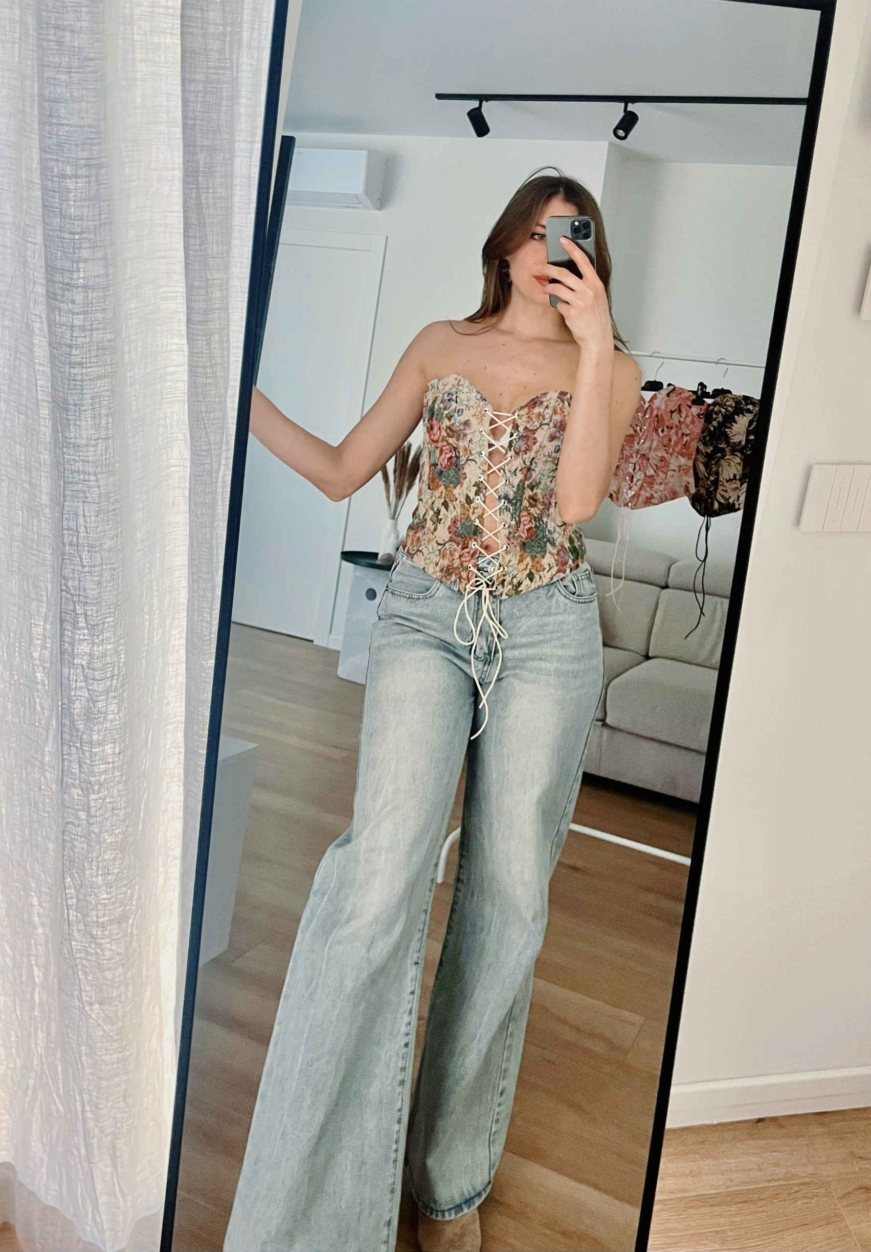 Top a bustino con lacci frontali con fantasia floreale beige, rosa e verde