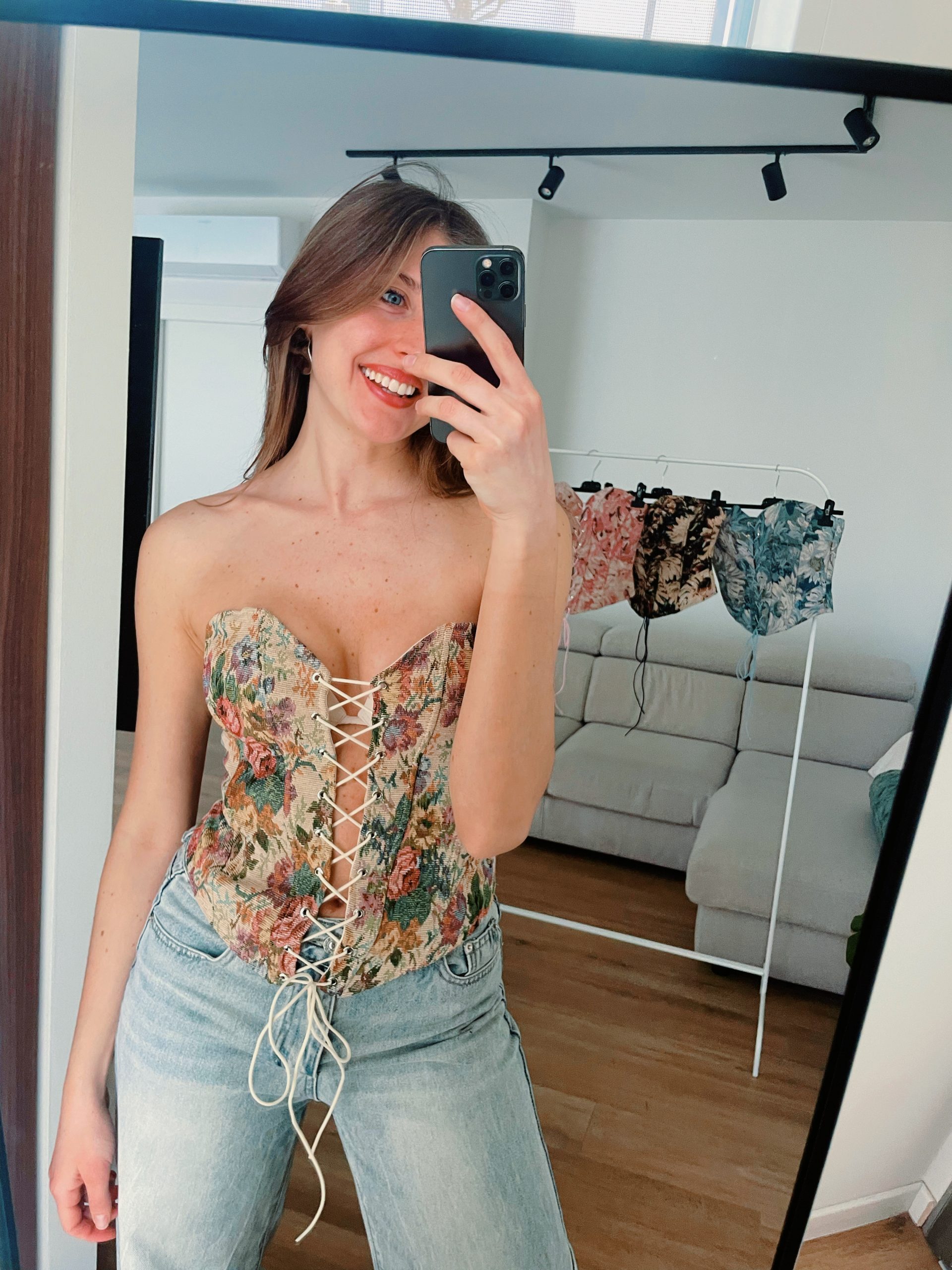 Top a bustino con lacci frontali con fantasia floreale beige, rosa e verde